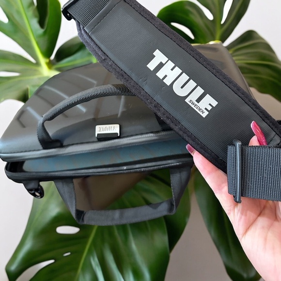 Thule Sweden Semi-Hard Shell Laptop Bag Crossbody Messenger Shoulder Bag Black - Picture 6 of 9